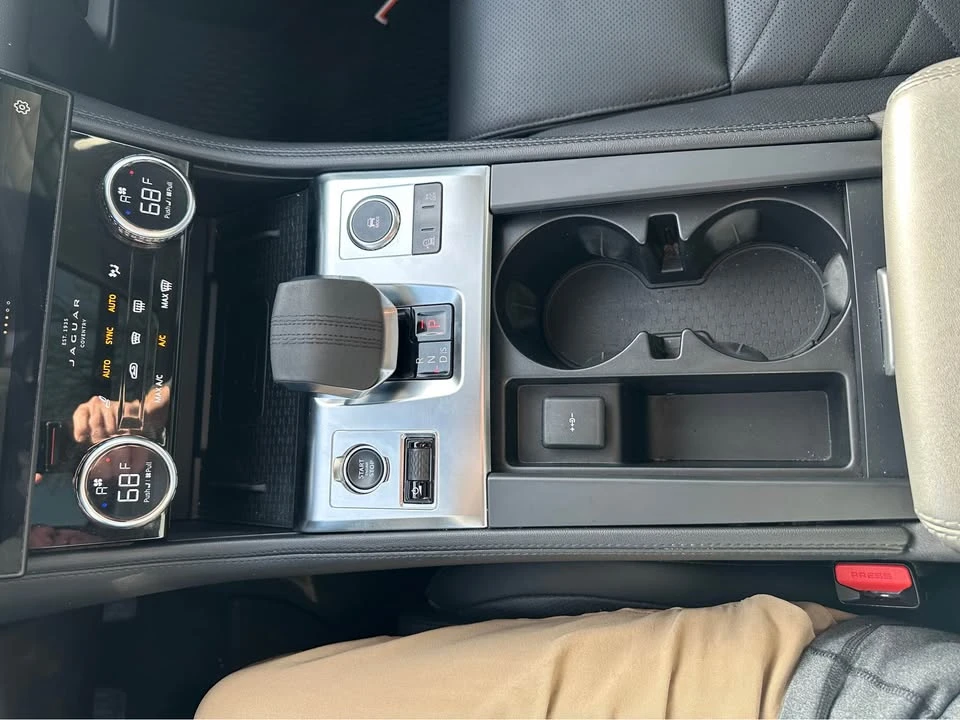 2023 Jaguar F-Pace - Image 11 of 17