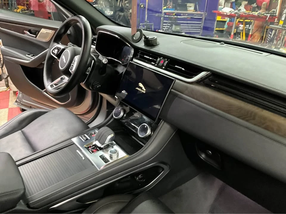 2023 Jaguar F-Pace - Image 5 of 10