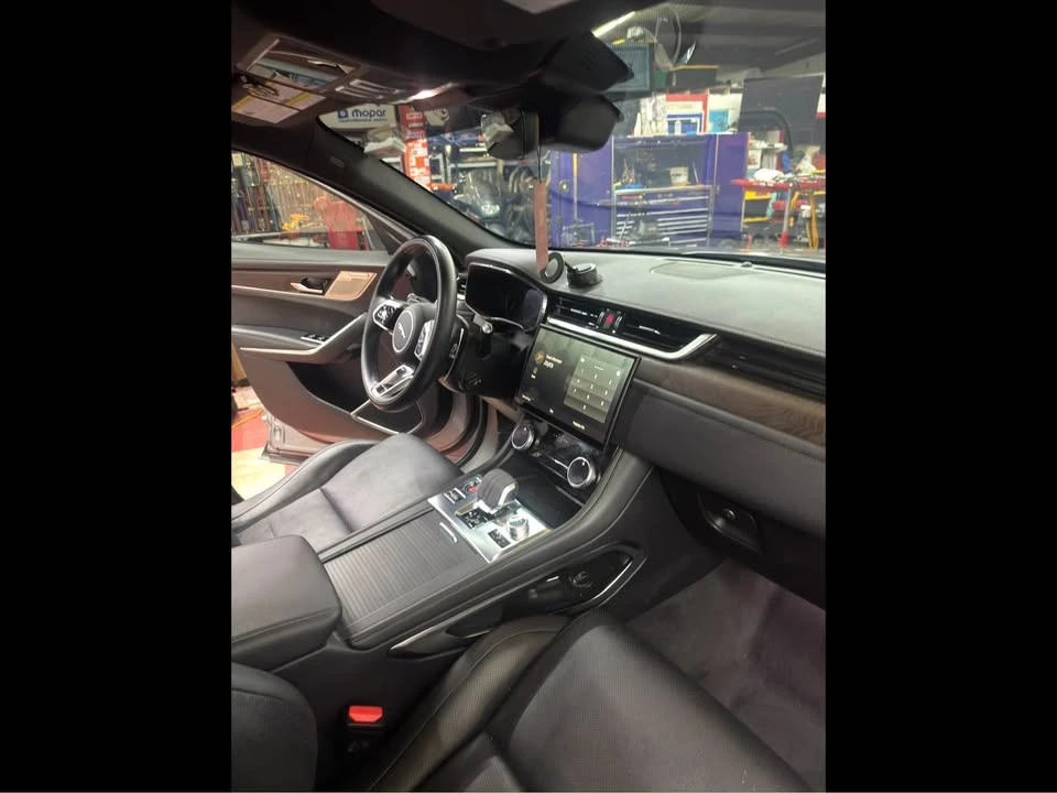 2023 Jaguar F-Pace - Image 7 of 10