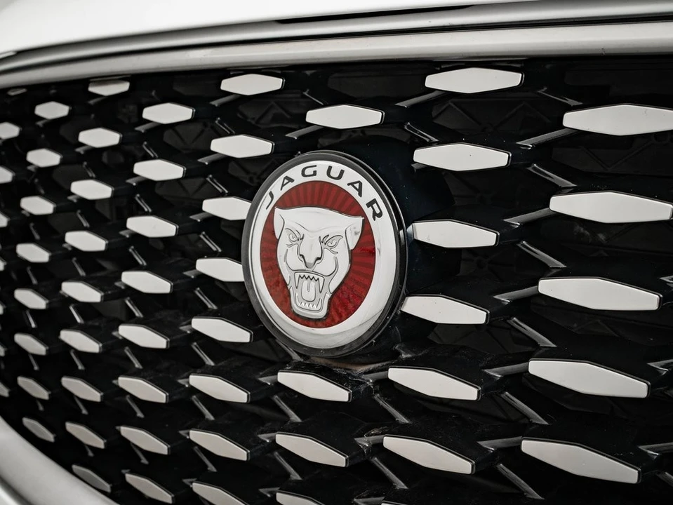 2023 Jaguar F-Pace - Image 3 of 21