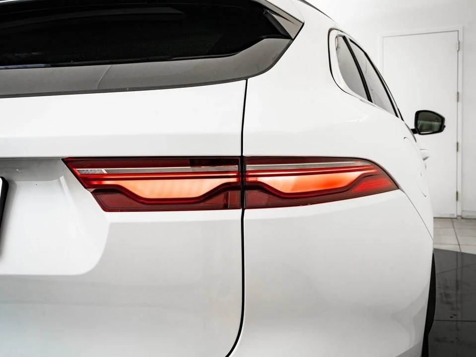 2023 Jaguar F-Pace - Image 9 of 21