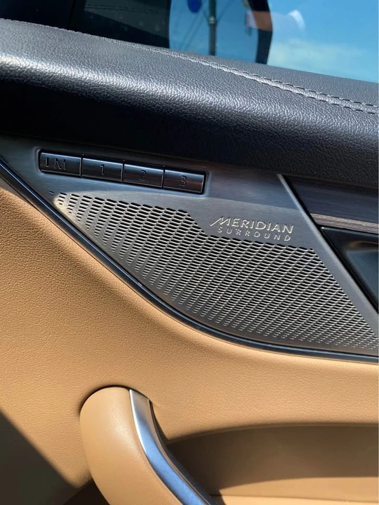 2023 Jaguar F-Pace - Image 9 of 11