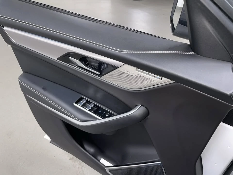 2023 Jaguar F-Pace - Image 11 of 20
