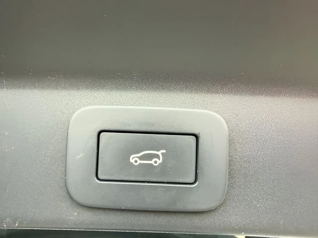 2023 Jaguar F-Pace - Image 9 of 18
