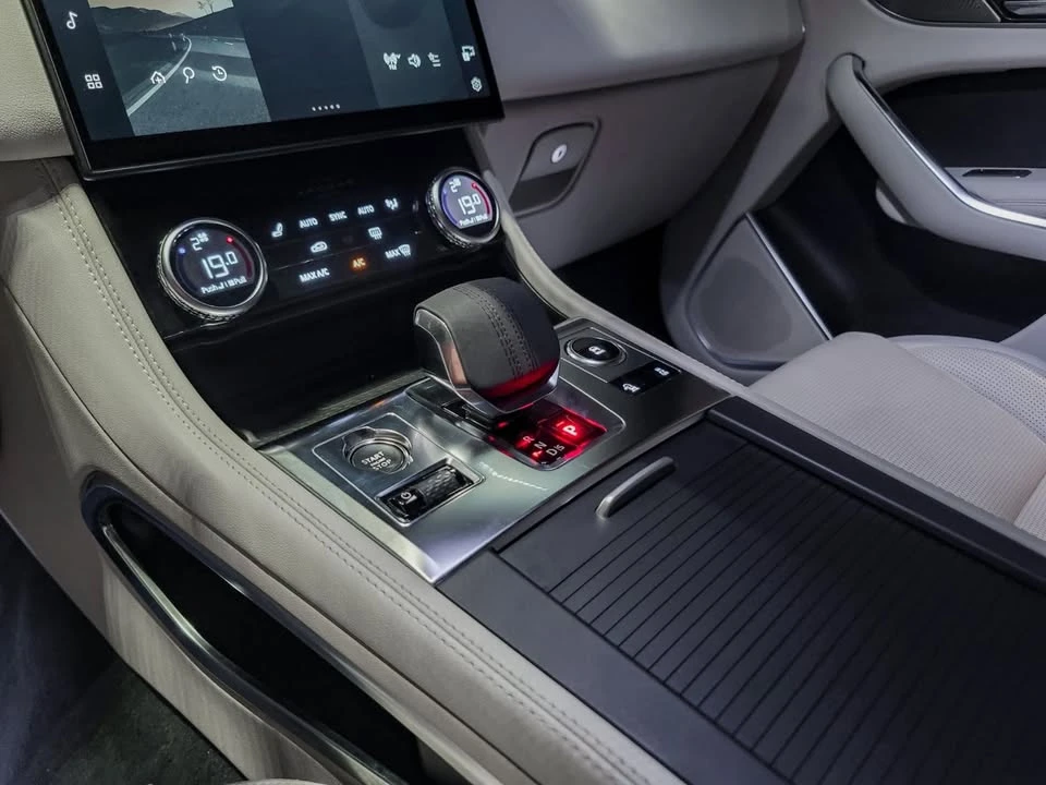 2023 Jaguar F-Pace - Image 14 of 20