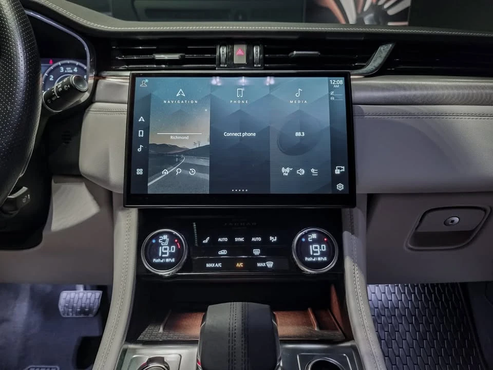 2023 Jaguar F-Pace - Image 15 of 20