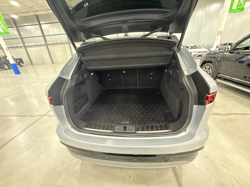 2023 Jaguar F-Pace - Image 7 of 12