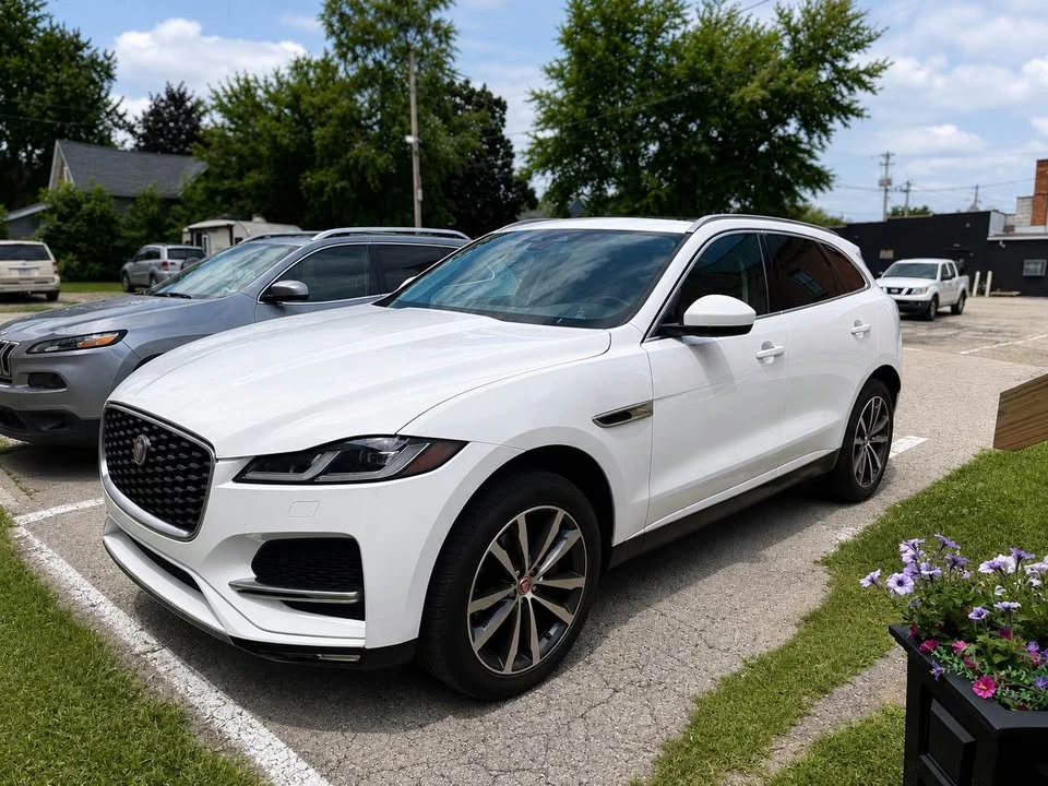 2023 Jaguar F-Pace - Image 2 of 7