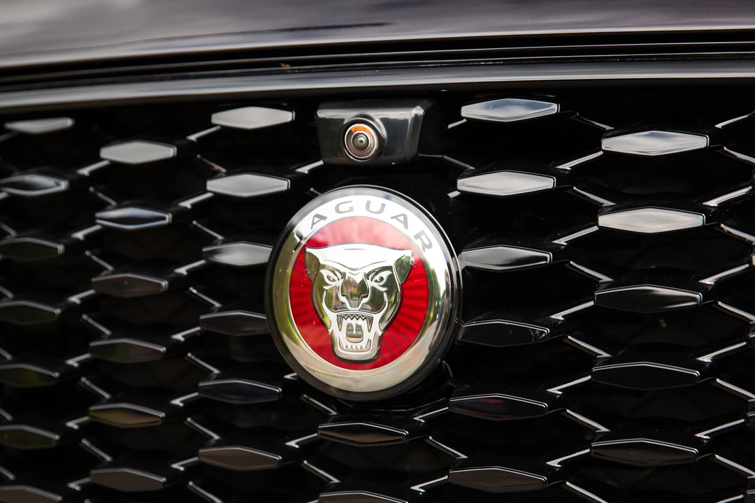2023 Jaguar F-Pace SVR - Image 27 of 31