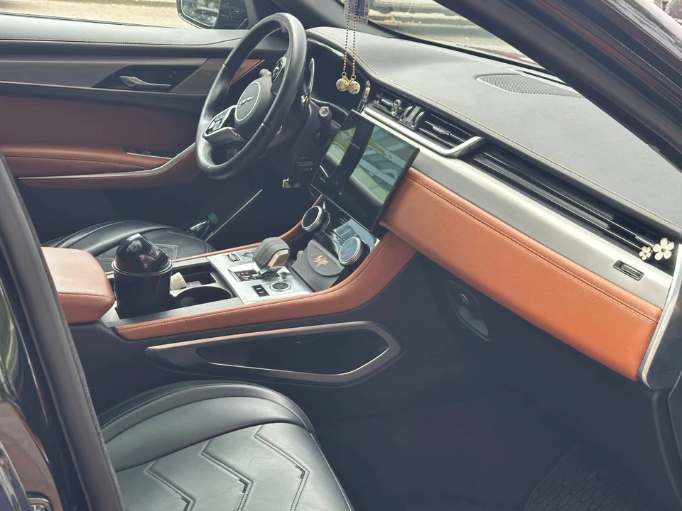 2023 Jaguar F-Pace - Image 3 of 5