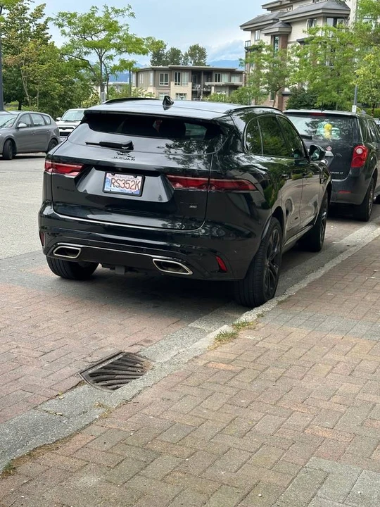 2023 Jaguar F-Pace - Image 2 of 5