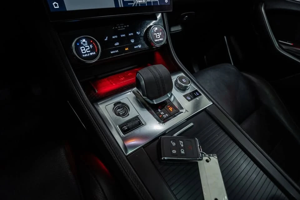 2023 Jaguar F-Pace - Image 15 of 20
