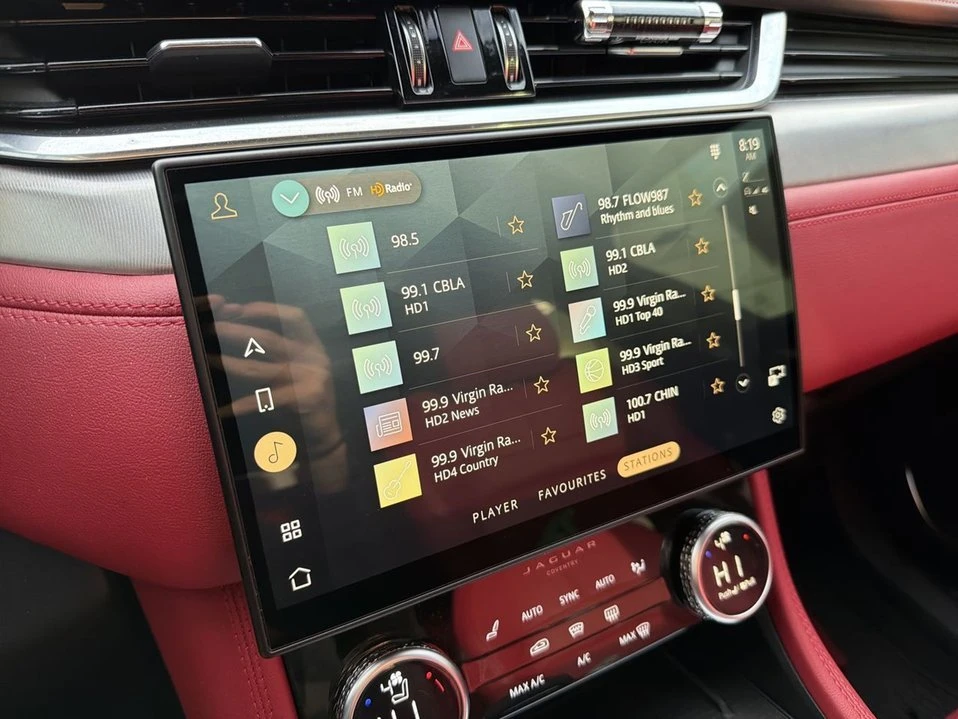 2023 Jaguar F-Pace - Image 10 of 18
