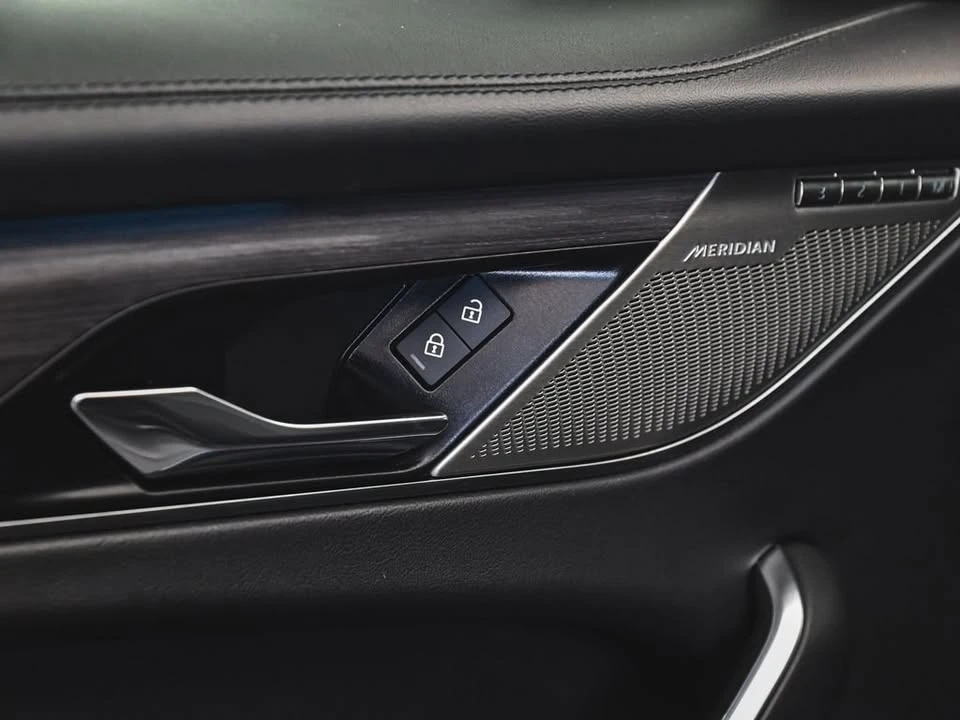 2023 Jaguar F-Pace - Image 9 of 20