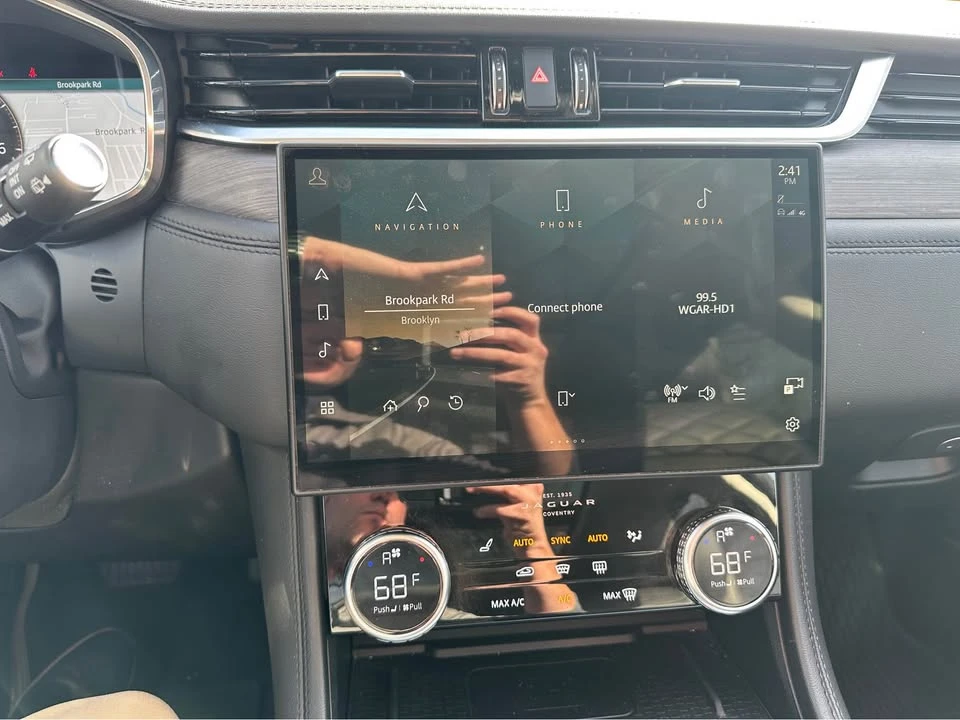 2023 Jaguar F-Pace - Image 9 of 16