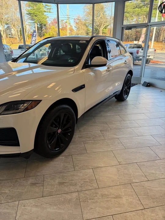2023 Jaguar F-Pace - Image 2 of 6