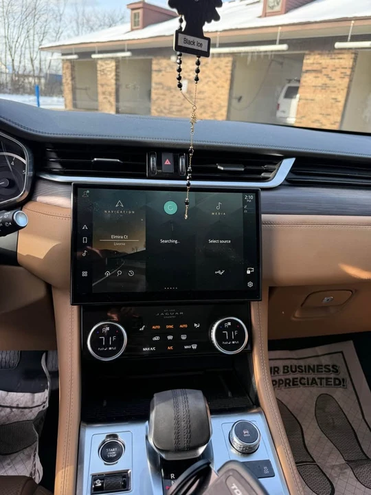 2023 Jaguar F-Pace - Image 10 of 13