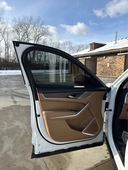 2023 Jaguar F-Pace - Image 11 of 13