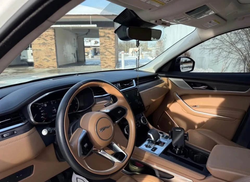 2023 Jaguar F-Pace - Image 7 of 12
