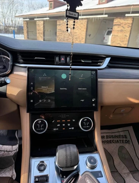 2023 Jaguar F-Pace - Image 9 of 12