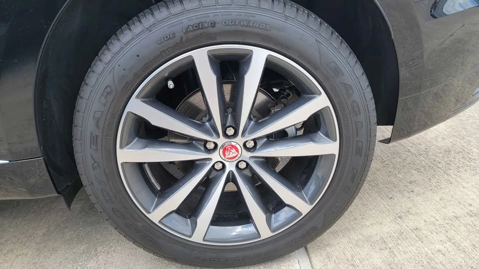 2023 Jaguar F-Pace - Image 5 of 12