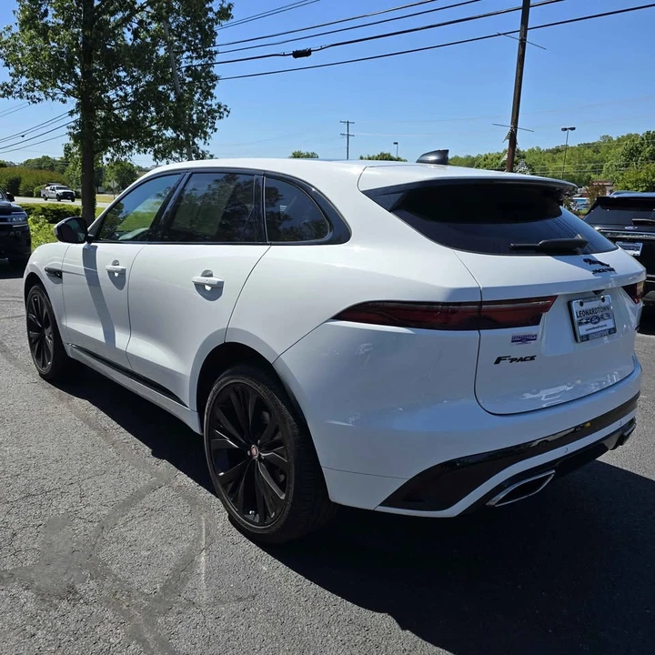 2023 Jaguar F-Pace - Image 8 of 10