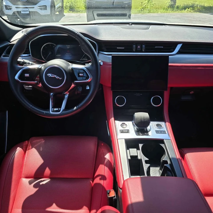 2023 Jaguar F-Pace - Image 7 of 10