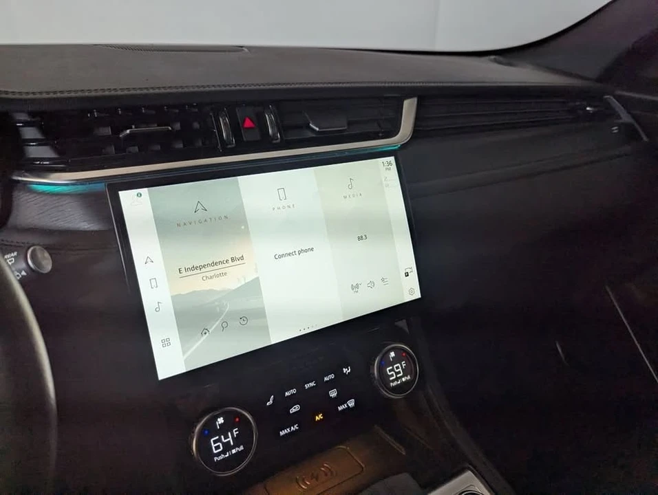 2023 Jaguar F-Pace - Image 7 of 20