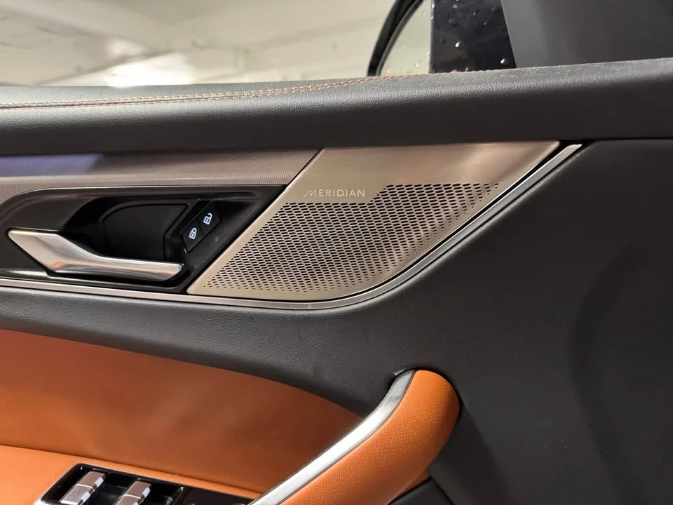 2023 Jaguar F-Pace - Image 17 of 18
