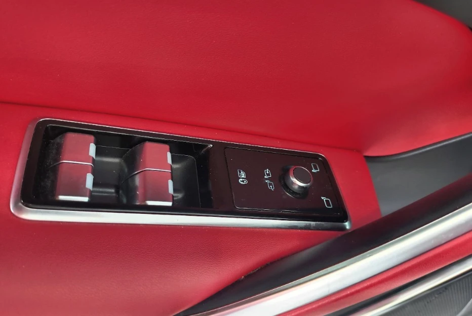 2023 Jaguar F-Pace - Image 7 of 16