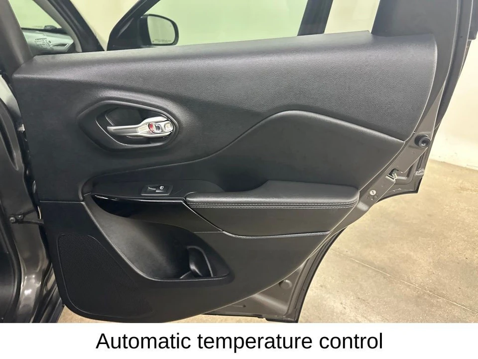 2023 Jeep KL Cherokee - Image 24 of 31
