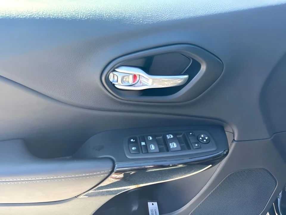 2023 Jeep KL Cherokee - Image 18 of 24