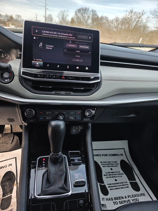 2023 Jeep Compass - Image 16 of 19