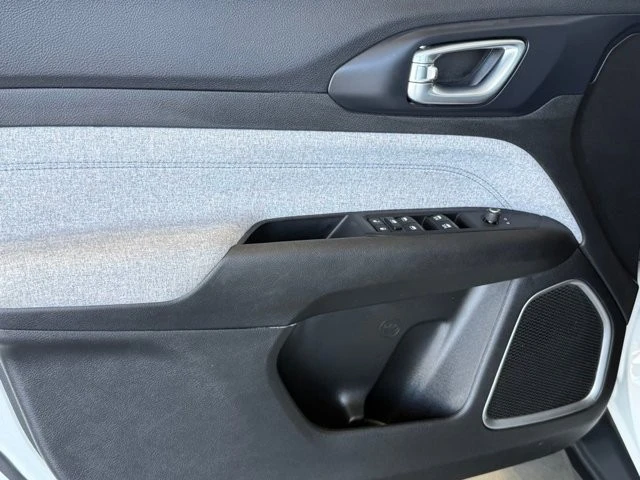 2023 Jeep Compass - Image 19 of 21