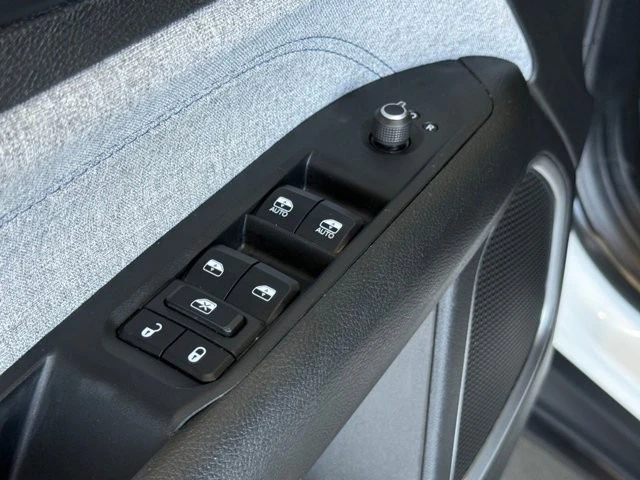 2023 Jeep Compass - Image 18 of 21