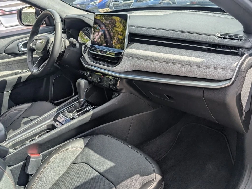 2023 Jeep Compass - Image 18 of 21
