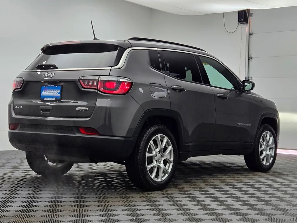 2023 Jeep Compass - Image 11 of 12