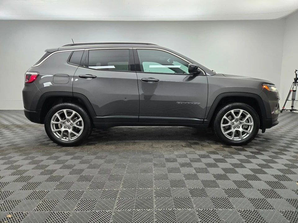 2023 Jeep Compass - Image 10 of 12