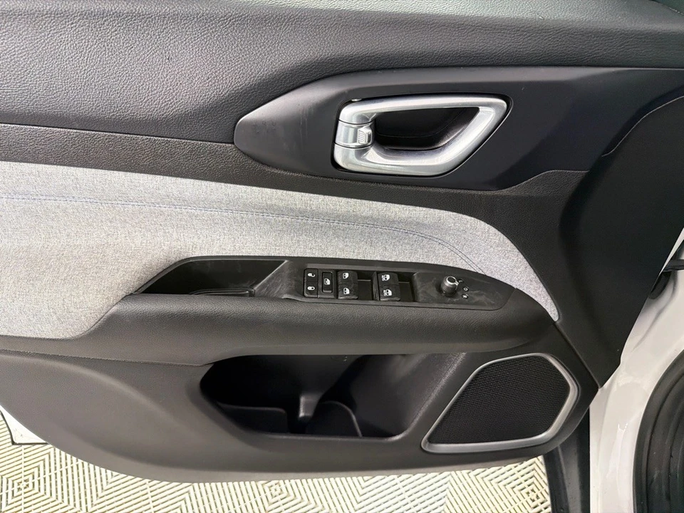 2023 Jeep Compass - Image 11 of 21