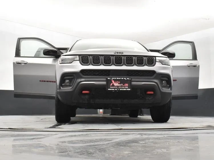 2023 Jeep Compass - Image 11 of 12