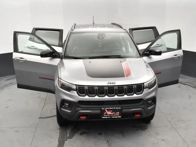 2023 Jeep Compass - Image 10 of 12