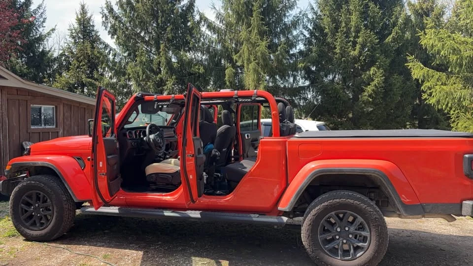 2023 Jeep JT Gladiator - Image 2 of 3