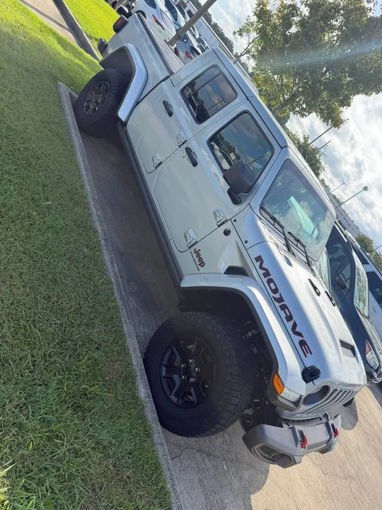 2023 Jeep JT Gladiator - Image 2 of 5