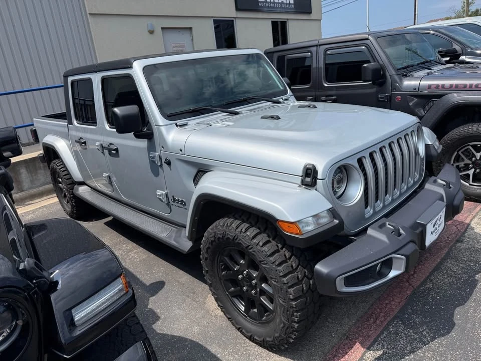 2023 Jeep JT Gladiator - Image 2 of 3