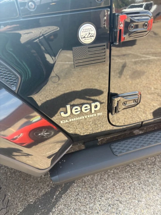 2023 Jeep JT Gladiator - Image 2 of 17