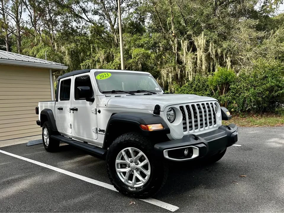 2023 Jeep JT Gladiator - Image 2 of 17