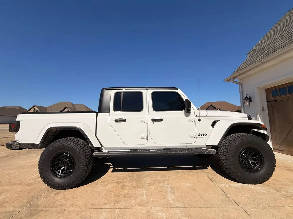 2023 Jeep JT Gladiator - Image 2 of 15