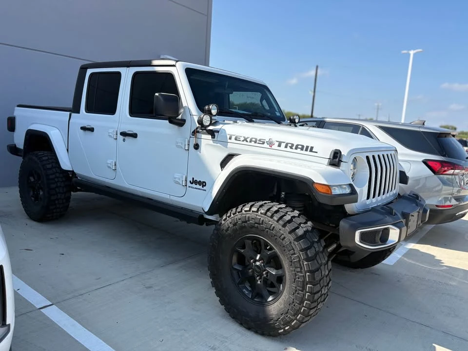 2023 Jeep JT Gladiator - Image 2 of 9
