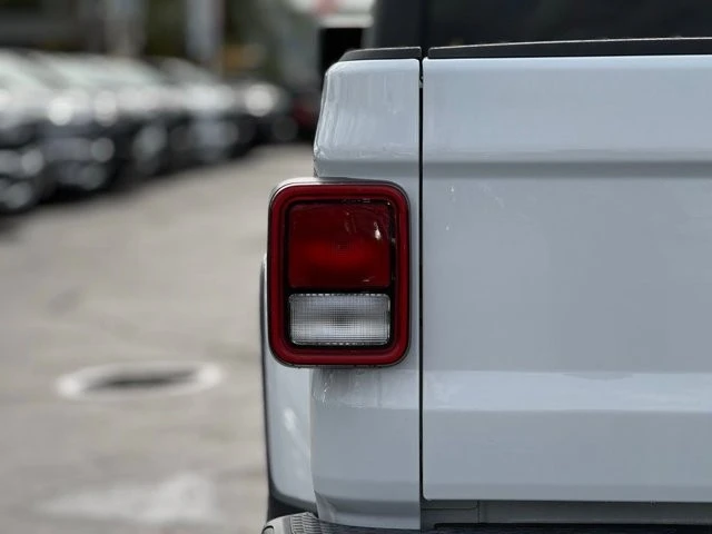 2023 Jeep JT Gladiator - Image 15 of 21