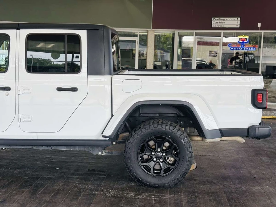 2023 Jeep JT Gladiator - Image 16 of 31